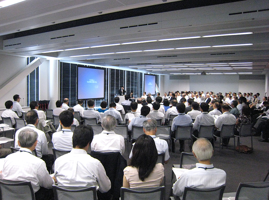 2011年7月に開催された環境シンポジウムの様子（基調講演）