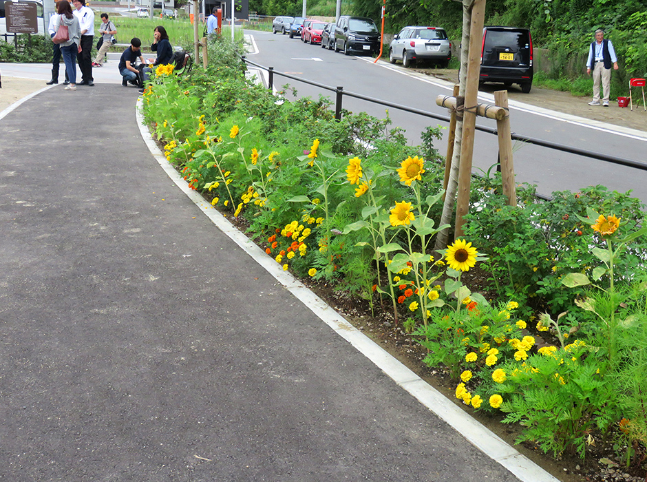 2017年8月19日、子どもたちが考え、花壇づくりも行った「かどのわき西公園」が、地域住民にお披露目されました