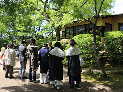 地元ガイドスタッフによる説明の様子