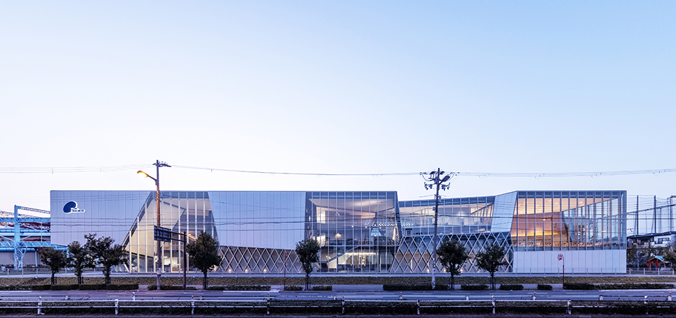 Distinctive appearance of the new offices of ”Steel Nest” Sanei Construction Steel Structure Division