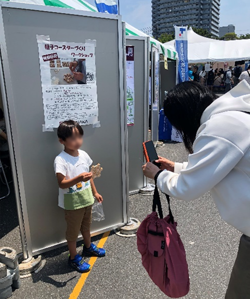 完成したコースターを手に記念撮影