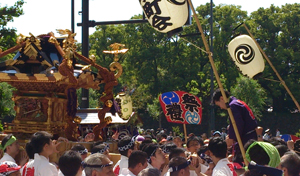 「平将門の首塚」から大手町界隈への神輿の練り歩きを開始する一行